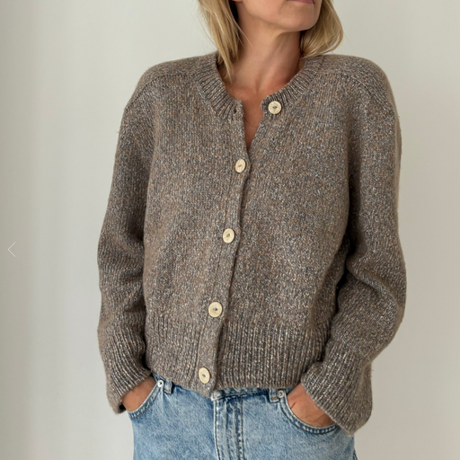 Lady wearing Amesbury Cardigan by Coco Amour Knitwear  and Knitted with CaMaRose Høst 