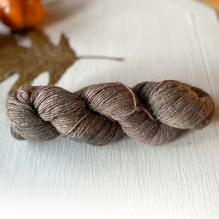 Hand-Dyed Organic Wool / Linen   |   Fingering weight